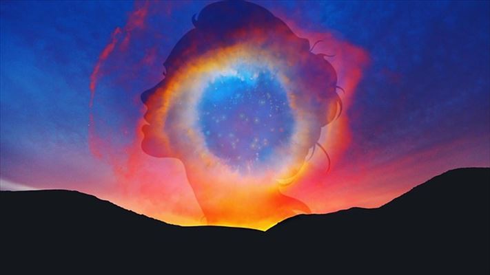 夜空に浮かぶ青いリング状の星雲