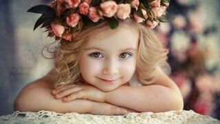 花冠をつけて頬づえをつく少女
