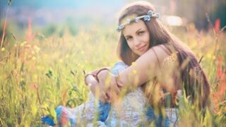 花畑で子どもを抱く花冠の女性