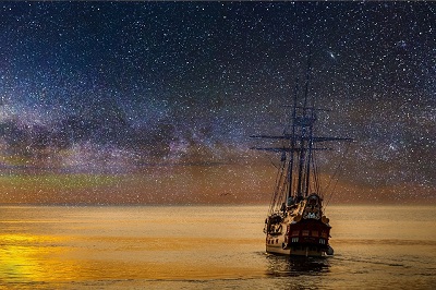 星空の海に浮かぶ帆船