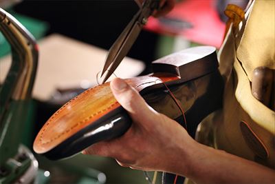 靴を手入れする職人の手元