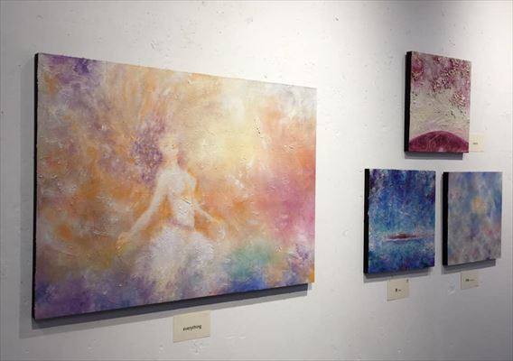 ギャラリーに展示された天使のパステル画