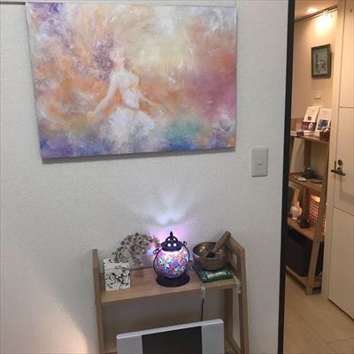 サロンの壁に飾られた天使のパステル画