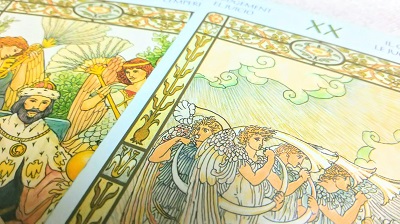 アール・ヌーヴォー風に描かれた天使のカード