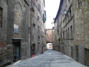 石造りの建物が並ぶヨーロッパの路地