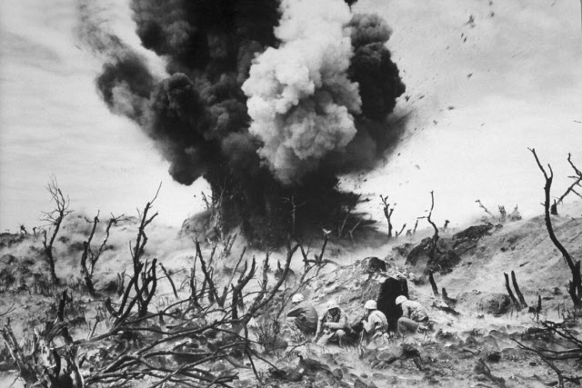 戦場に上がる黒煙のモノクロ写真