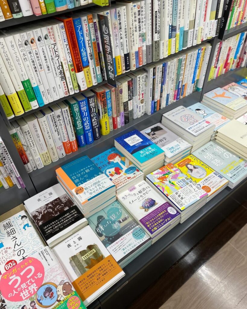 書店に並ぶ書籍の棚