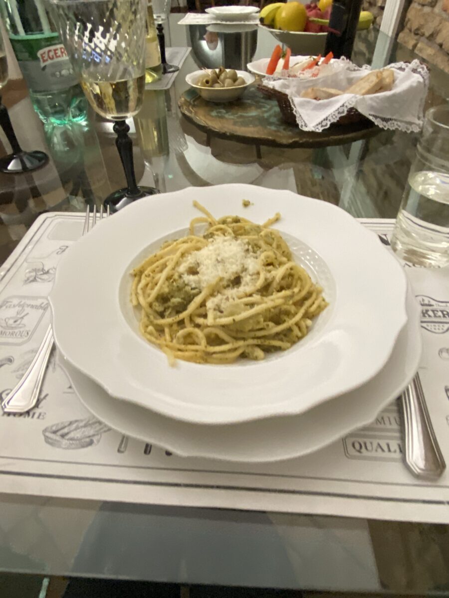 白い皿に盛りつけられたパスタ