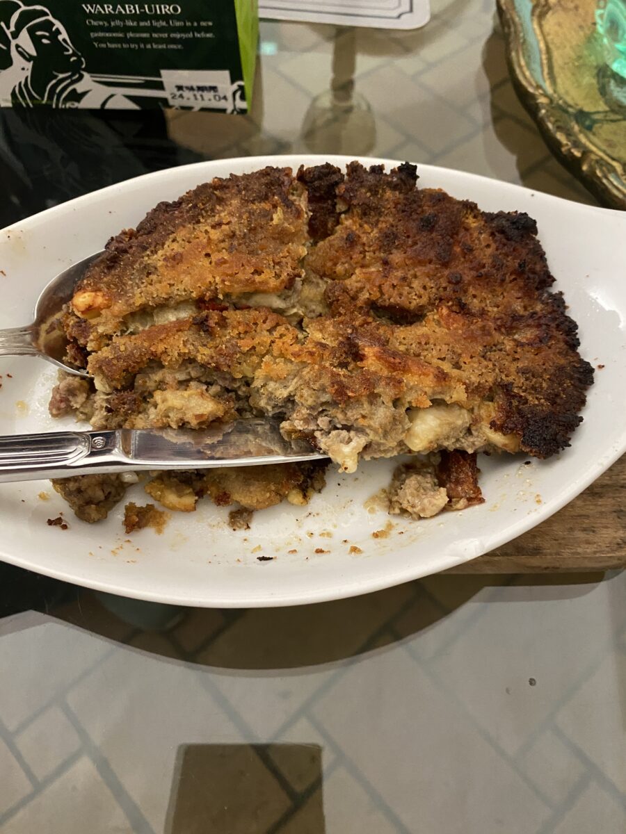 白い皿に盛られた料理
