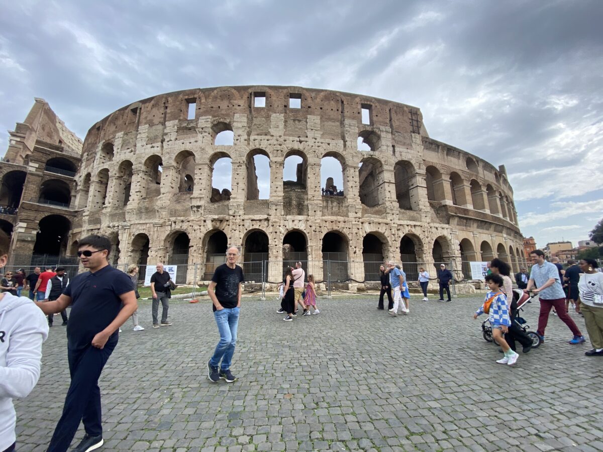 ローマのコロッセオと観光客