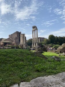 草原に残る古代ローマの神殿跡
