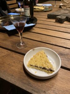 木のテーブルに置かれたケーキとグラス
