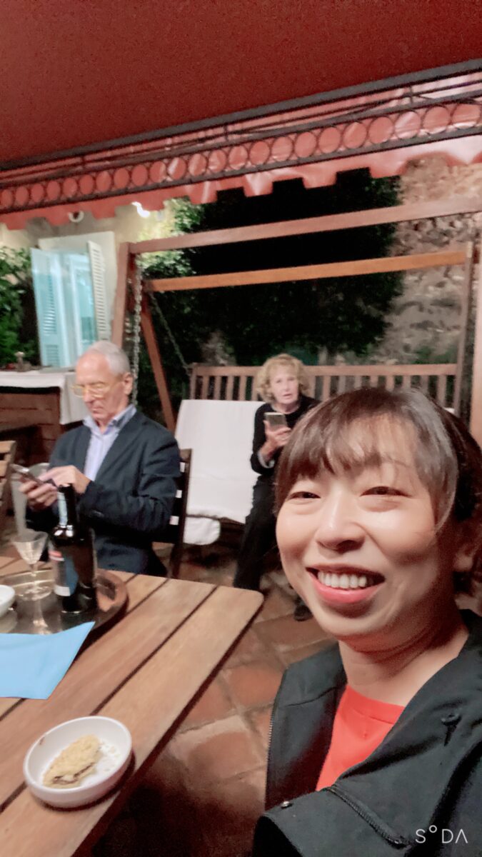 イタリアのカフェで現地の方と写る紫紋かつ恵