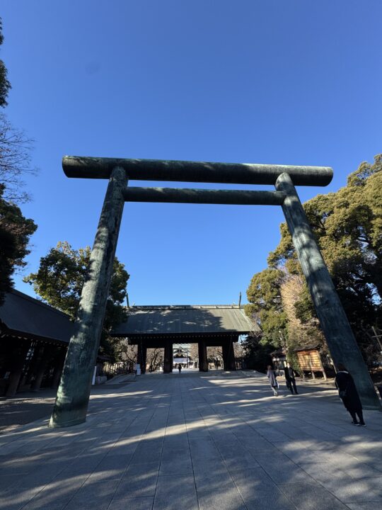 神社の鳥居と参道