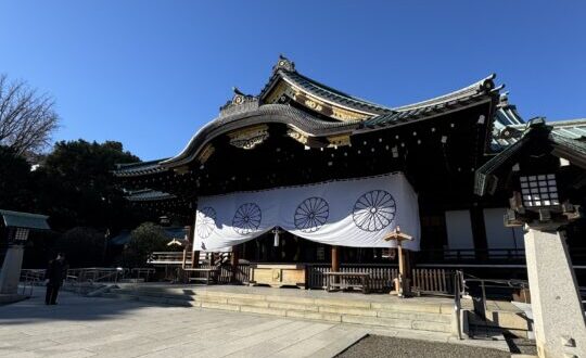 神社の社殿と鳥居のある境内