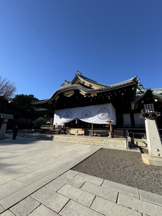 神社の社殿と鳥居のある境内