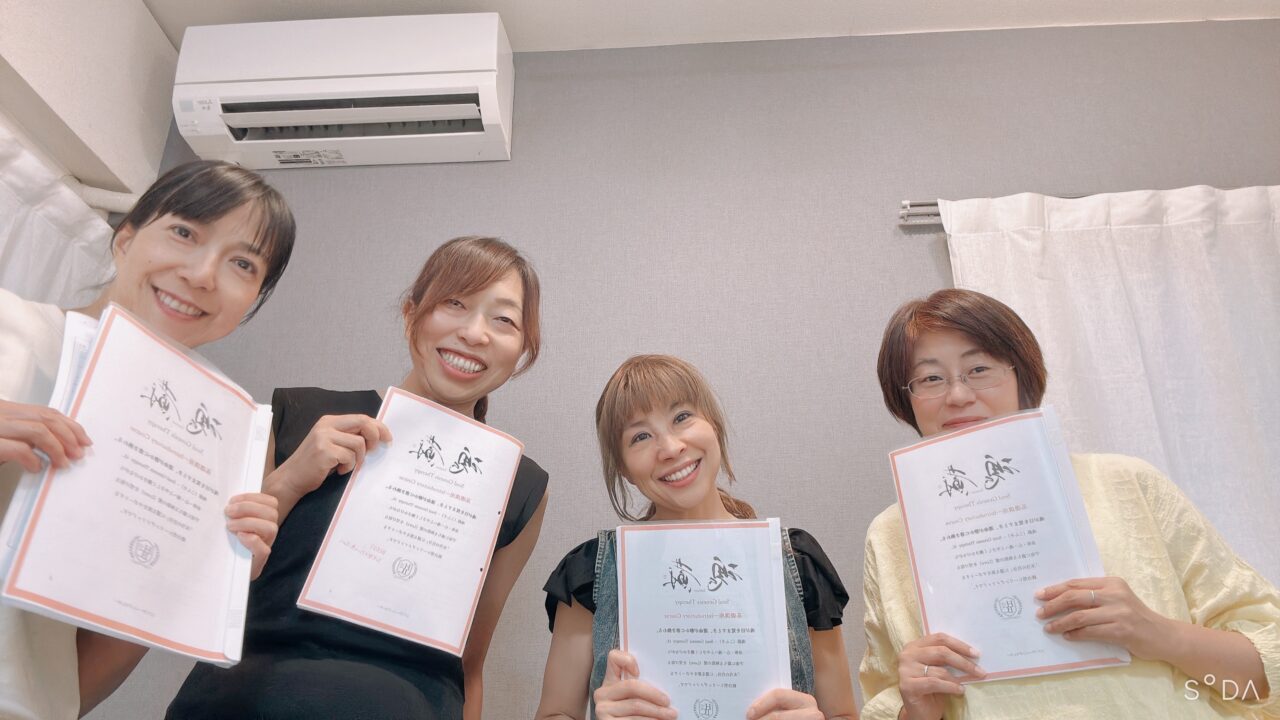 修了証を手にする魂蘇セラピー基礎講座の受講生