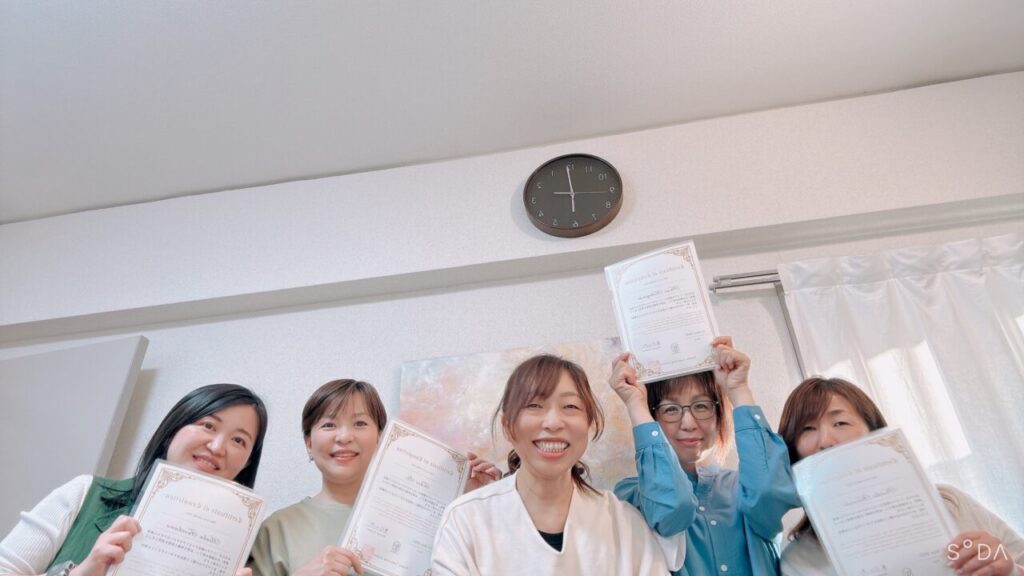修了証を掲げるインナーチャイルド講座の受講生たち