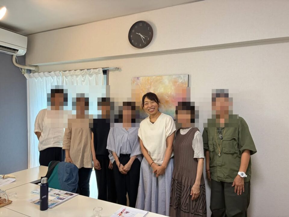 催眠療法基礎講座を修了した受講生と講師の集合写真