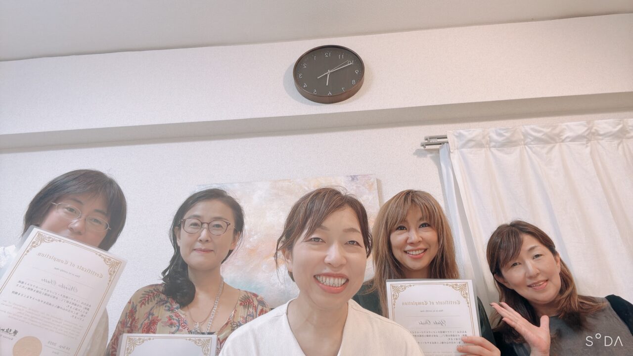 修了証を手にした受講生たちの集合写真