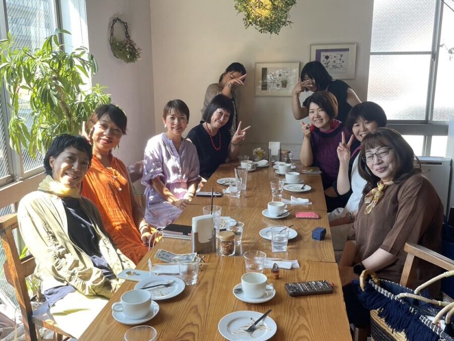 講座のあとテーブルを囲む受講生たち|名古屋のヒプノラーニングセンター