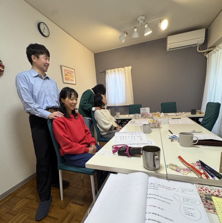 テーブルを囲んで実習する講座の受講生たち