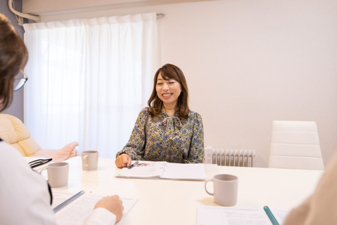 公認心理師・ヒプノセラピスト 紫紋かつ恵|講座で受講生と話す様子
