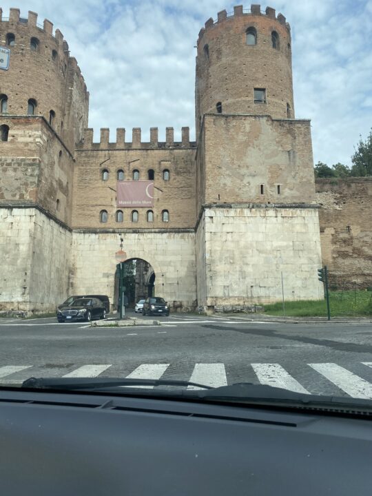 イタリアの城門と城壁