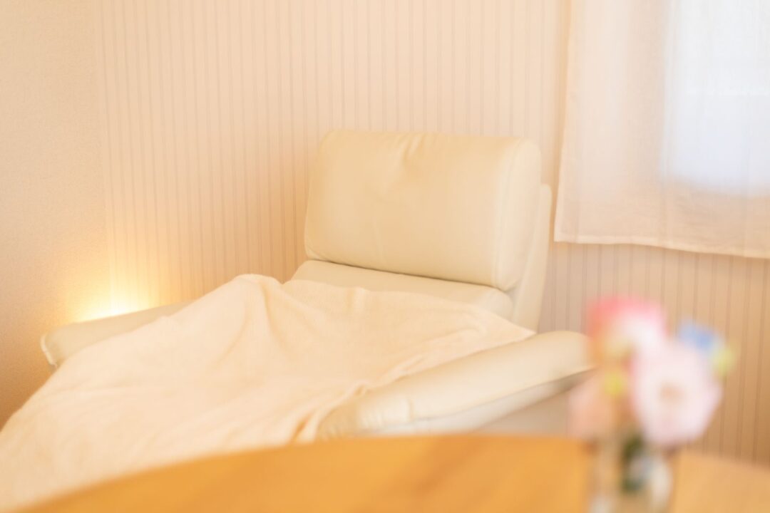 やわらかな光に包まれたセッションルームのリクライニングチェア